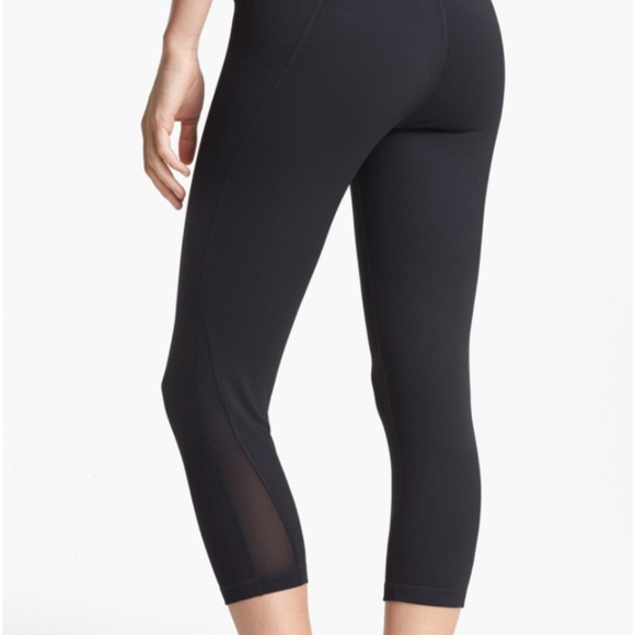 NEW Zella Live In Streamline Reversible Capris - Picture 1 of 2